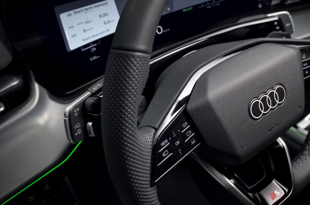 AUDI Q3 YENİLENDİ! (direksiyonda sinyal kolu YOK)