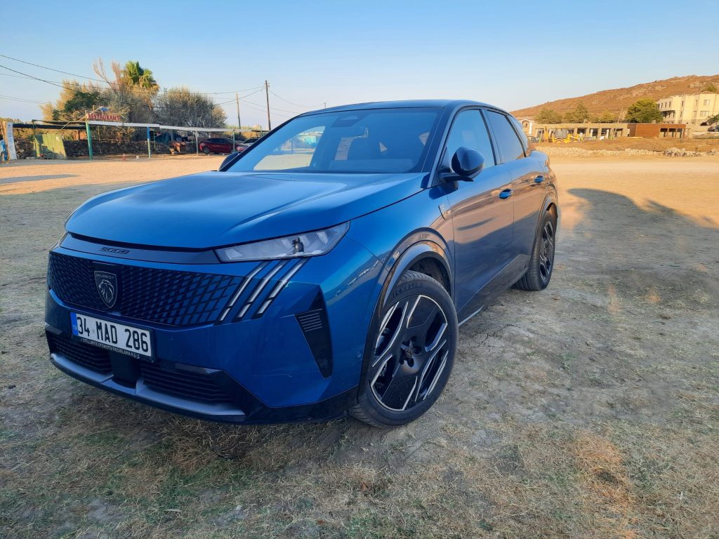 PEUGEOT E3008