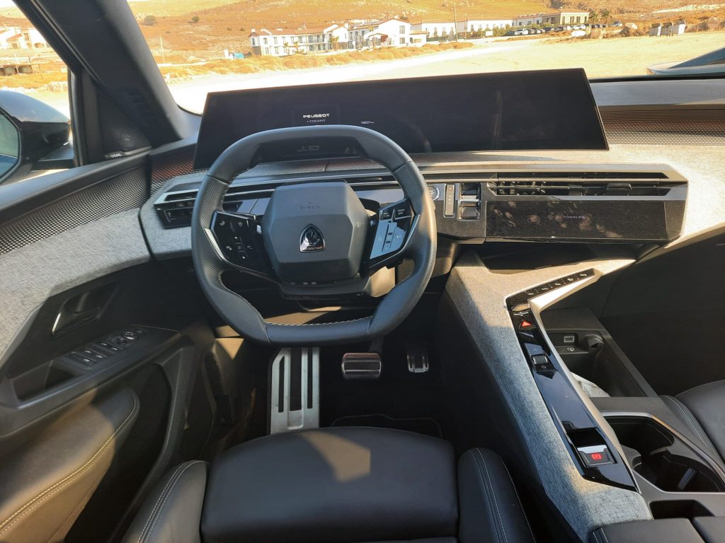 PEUGEOT E3008