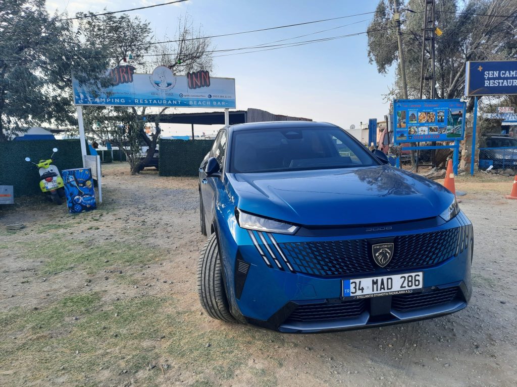 PEUGEOT E3008