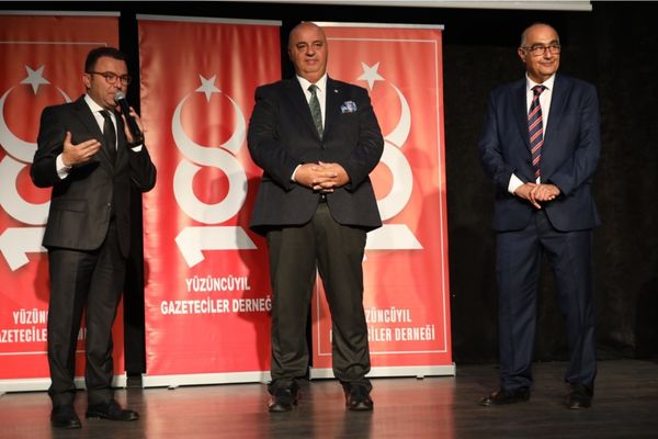 Yüzüncü Yıl Gazeteciler Derneği’nden Eğitime Katkı Sağlayanlara Ödül