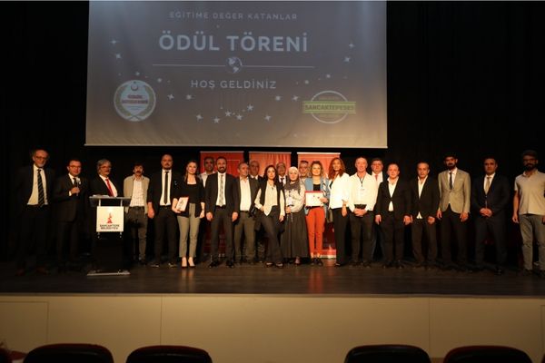 Yüzüncü Yıl Gazeteciler Derneği’nden Eğitime Katkı Sağlayanlara Ödül