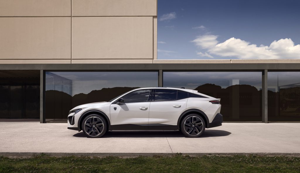 PEUGEOT’DAN YENİ E-408