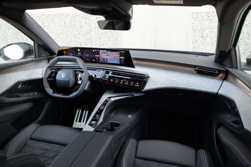 PEUGEOT’NUN 7 KOLTUKLU SUV’U YENİ 5008 TÜRKİYE’DE!