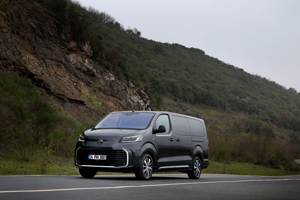 TOYOTA Ticari Araçlarda yeni Hilux PROACE serisi