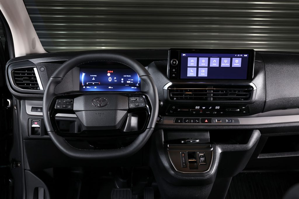 TOYOTA Ticari Araçlarda yeni Hilux PROACE serisi