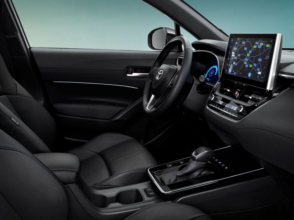 Toyota, Yeni Corolla Cross Hybrid’i 2 milyon 75 bin lira ile 2 milyon 650 bin lira fiyat aralığında Türkiye’de satışa sundu