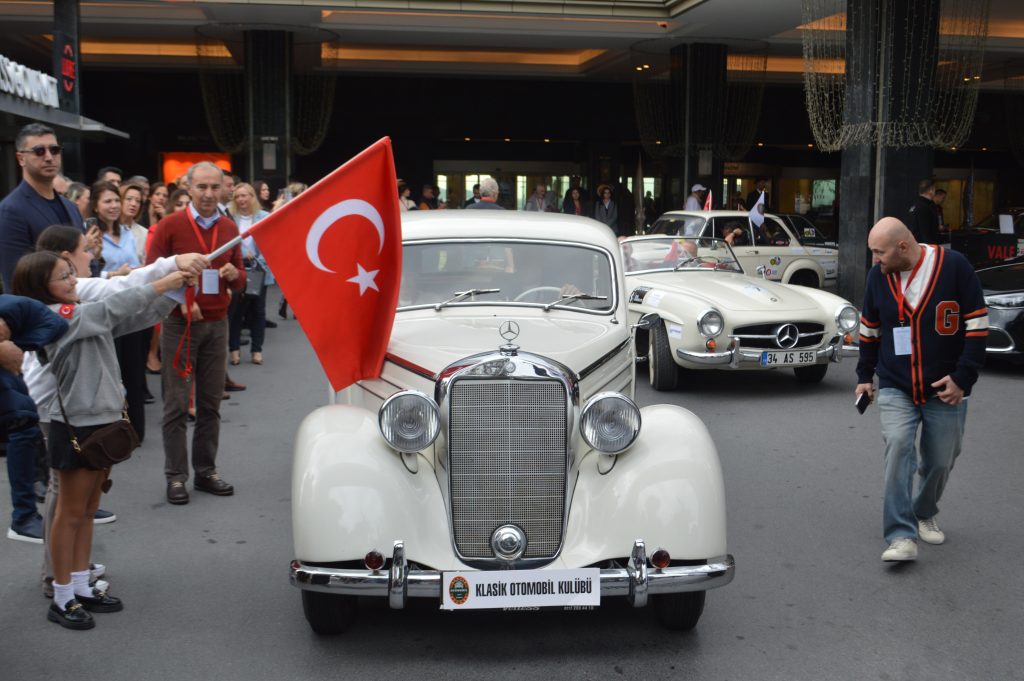 FIVA WORLD RALLY KLASİK OTOMOBİL KULÜBÜ CUMHURİYET RALLİSİ’nde DOSTLUK KAZANDI.