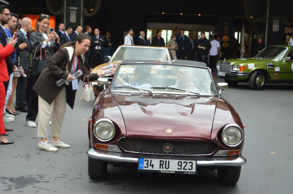 FIVA WORLD RALLY KLASİK OTOMOBİL KULÜBÜ CUMHURİYET RALLİSİ’nde DOSTLUK KAZANDI.