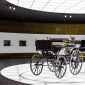 Mercedes-Benz Museum, Stuttgart: Daimler Motorkutsche im Raum Mythos 1: Pioniere – Die Erfindung des Automobils, 1886 bis 1900. (Fotosignatur der Archive von Mercedes-Benz Classic: D104815) 

Mercedes-Benz Museum, Stuttgart: Daimler motor carriage in room Legend 1: Pioneers – The Invention of the Automobile, 1886 to 1900. (Photo reference number in the Mercedes-Benz Classic Archives: D104815)
