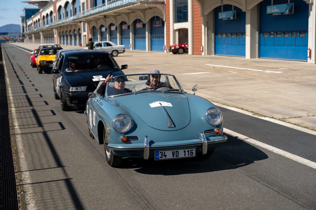 KLASİK OTOMOBİL KULÜBÜ 8 MART DÜNYA KADINLAR GÜNÜ ETKİNLİĞİ İSTANBUL PARK'DA GERÇEKLEŞTİ.