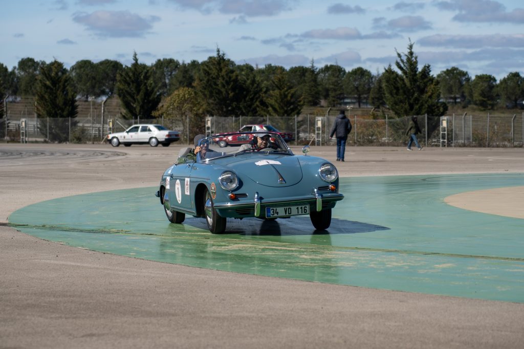 KLASİK OTOMOBİL KULÜBÜ 8 MART DÜNYA KADINLAR GÜNÜ ETKİNLİĞİ İSTANBUL PARK'DA GERÇEKLEŞTİ.