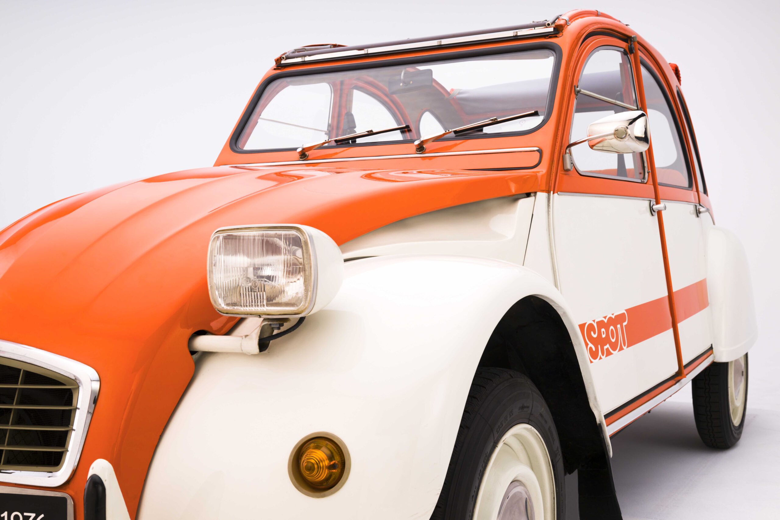 CITROËN İLK SINIRLI ÜRETİM MODELİ OLAN 2CV SPOT’UN 50. YIL DÖNÜMÜNÜ KUTLUYOR!