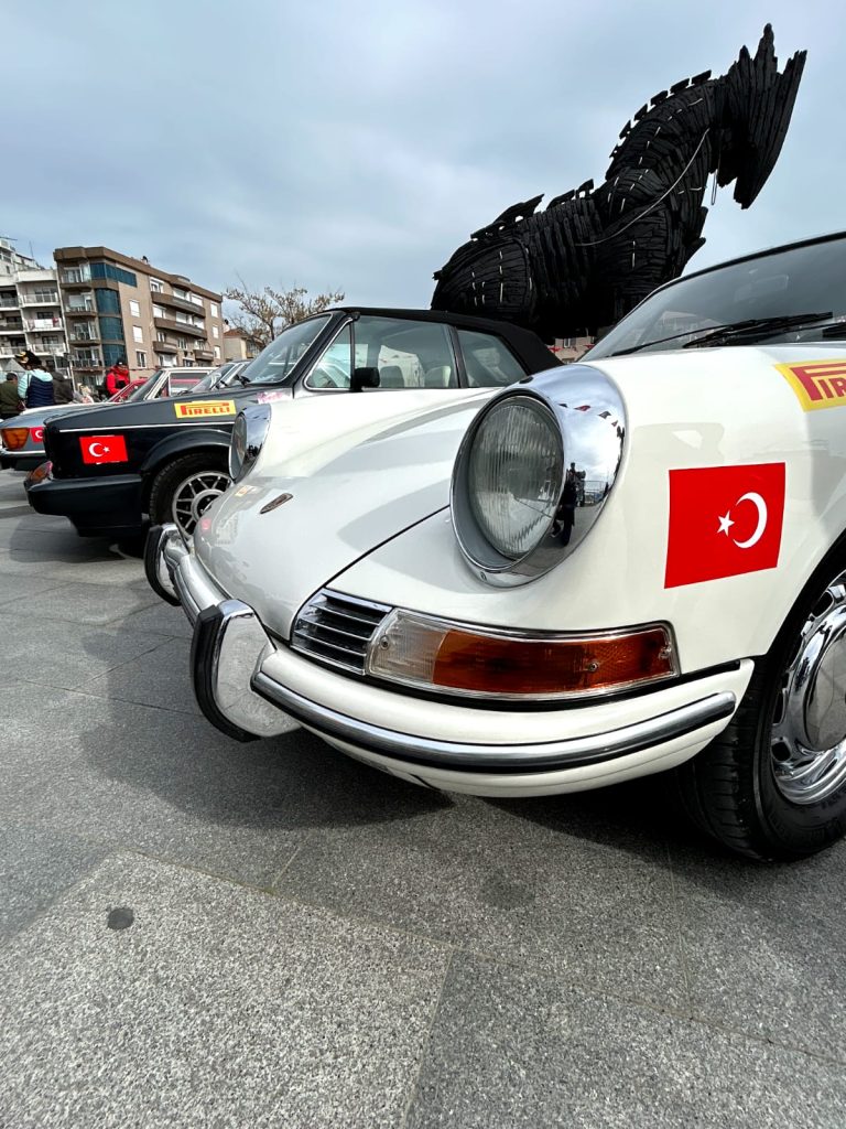 KLASİK OTOMOBİLLER RÜZGAR ŞEHRİ ÇANAKKALE’DEN RÜZGAR GİBİ GEÇTİ.