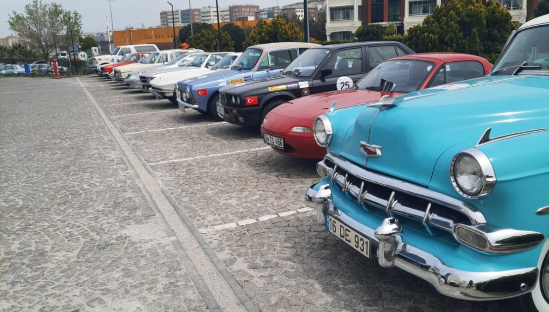 KLASİK OTOMOBİLLER RÜZGAR ŞEHRİ ÇANAKKALE’DEN RÜZGAR GİBİ GEÇTİ.