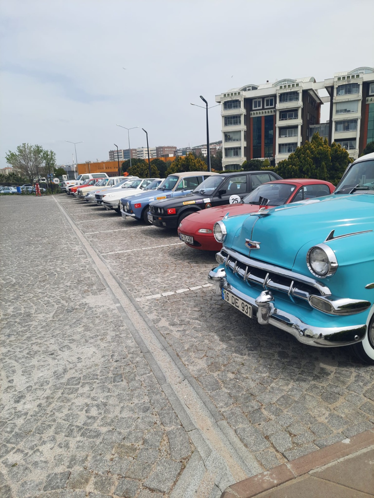 KLASİK OTOMOBİLLER RÜZGAR ŞEHRİ ÇANAKKALE’DEN RÜZGAR GİBİ GEÇTİ.