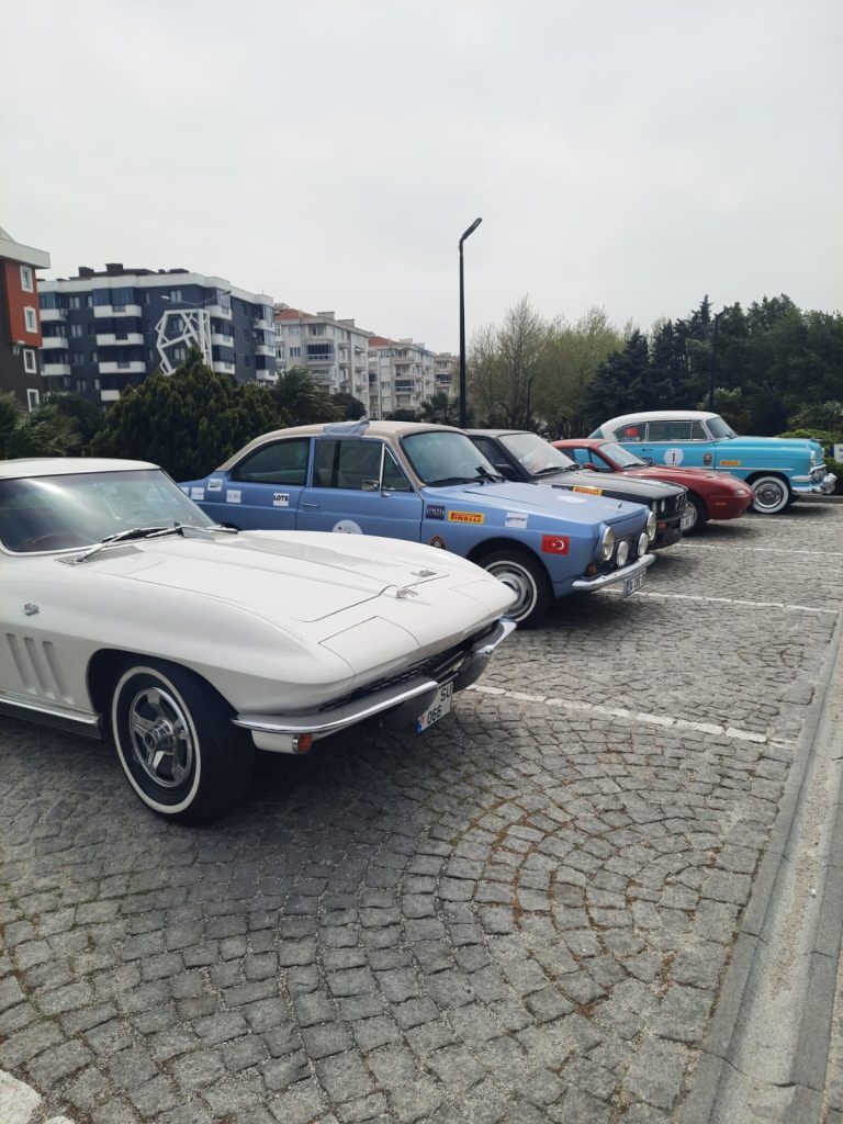 KLASİK OTOMOBİLLER RÜZGAR ŞEHRİ ÇANAKKALE’DEN RÜZGAR GİBİ GEÇTİ.