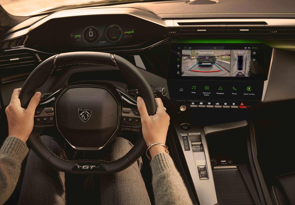YENİ PEUGEOT 408 YENİLENEN YÜZÜ VE HİBRİT MOTORUYLA TÜRKİYE’DE!