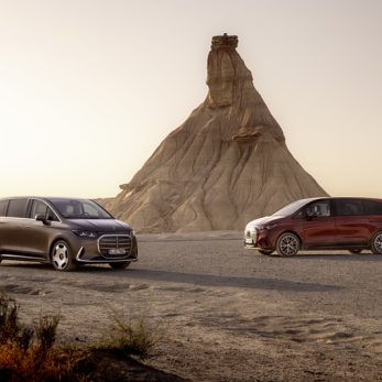 Der neue elektrische Mercedes-Benz VLE / Presse Test Drive Bilbao, Spain (Mercedes-Benz VLE 300 elektrisch | Energieverbrauch kombiniert: 20,7–18,4 kWh/100 km | CO₂-Emissionen kombiniert: 0 g/km | CO₂-Klasse: A). Mercedes-Benz VLE 400 4MATIC elektrisch MANUFAKTUR patagonia red metallic | vorläufige Werte: Energieverbrauch kombiniert: 22,1–19,8 kWh/100km | CO₂-Emissionen kombiniert: 0 g/km | CO₂-Klasse: A);Mercedes-Benz VLE 300 elektrisch | Energieverbrauch kombiniert: 20,7–18,4 kWh/100 km | CO₂-Emissionen kombiniert: 0 g/km | CO₂-Klasse: A* | Mercedes-Benz VLE 400 4MATIC elektrisch | vorläufige Werte: Energieverbrauch kombiniert: 22,1–19,8 kWh/100km | CO₂-Emissionen kombiniert: 0 g/km | CO₂-Klasse: A*

The all-new Mercedes-Benz VLE/ Press Test Drive Bilbao, Spain (Mercedes-Benz VLE 300 electric | combined energy consumption: 20.7-18.4 kWh/100 km | combined CO₂ emissions: 0 g/km | CO₂ class: A EXTERIOR: velvet brown metallic | INTERIOR: nappa leather ivory beige;Mercedes-Benz VLE 300 electric | combined energy consumption: 20.7-18.4 kWh/100 km | combined CO₂ emissions: 0 g/km | CO₂ class: A* | Mercedes-Benz VLE 400 4MATIC electric | combined energy consumption: 22.1-19.8 kWh/100 km | combined CO₂ emissions: 0 g/km | CO₂ class: A*
