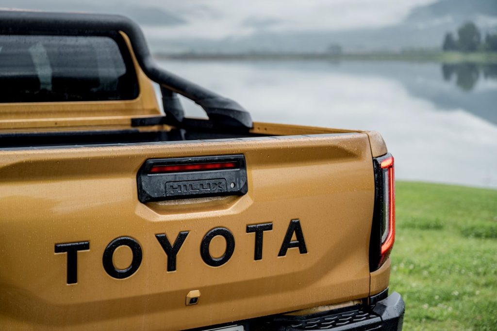 TOYOTA Hilux