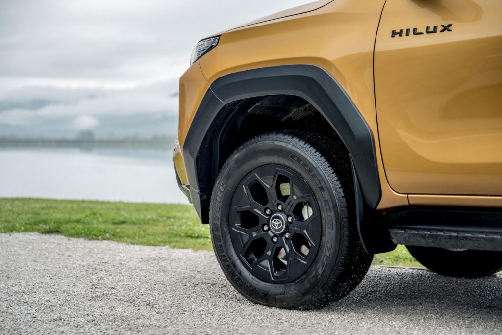 TOYOTA Hilux