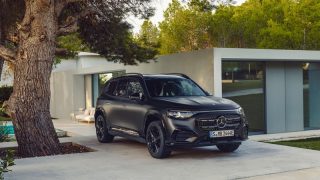 Der neue elektrische Mercedes-Benz GLB. MANUFAKTUR kosmosschwarz magno. 

The all-new electric Mercedes-Benz GLB. MANUFAKTUR cosmos black magno.