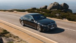 Die neue S-Klasse. Stuttgart, 2026.
Lackfarbe: MANUFAKTUR black sparkling
Exterieur: AMG Line 
Interieur: MANUFAKTUR tiefweiß / schwarz; Exklusiv-Paket 

The new S-Class. Stuttgart, 2026.
Exterior colour: MANUFAKTUR black sparkling
Exterior: AMG Line
Interior: MANUFAKTUR deep white/black; Exclusive Package