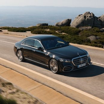 Die neue S-Klasse. Stuttgart, 2026.
Lackfarbe: MANUFAKTUR black sparkling
Exterieur: AMG Line 
Interieur: MANUFAKTUR tiefweiß / schwarz; Exklusiv-Paket 

The new S-Class. Stuttgart, 2026.
Exterior colour: MANUFAKTUR black sparkling
Exterior: AMG Line
Interior: MANUFAKTUR deep white/black; Exclusive Package