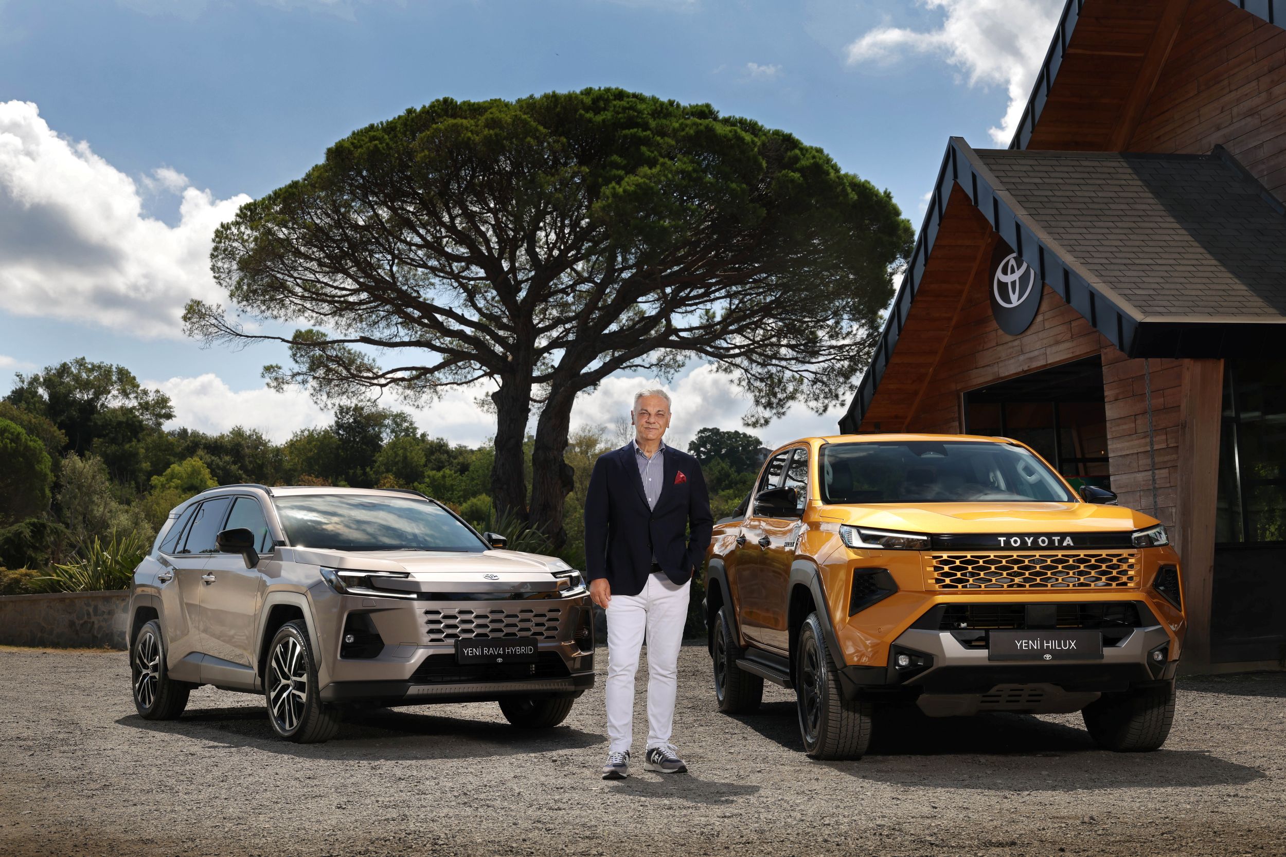 Yeni Hilux Satışa Sunuldu, Yeni RAV4 Hybrid Tanıtıldı
