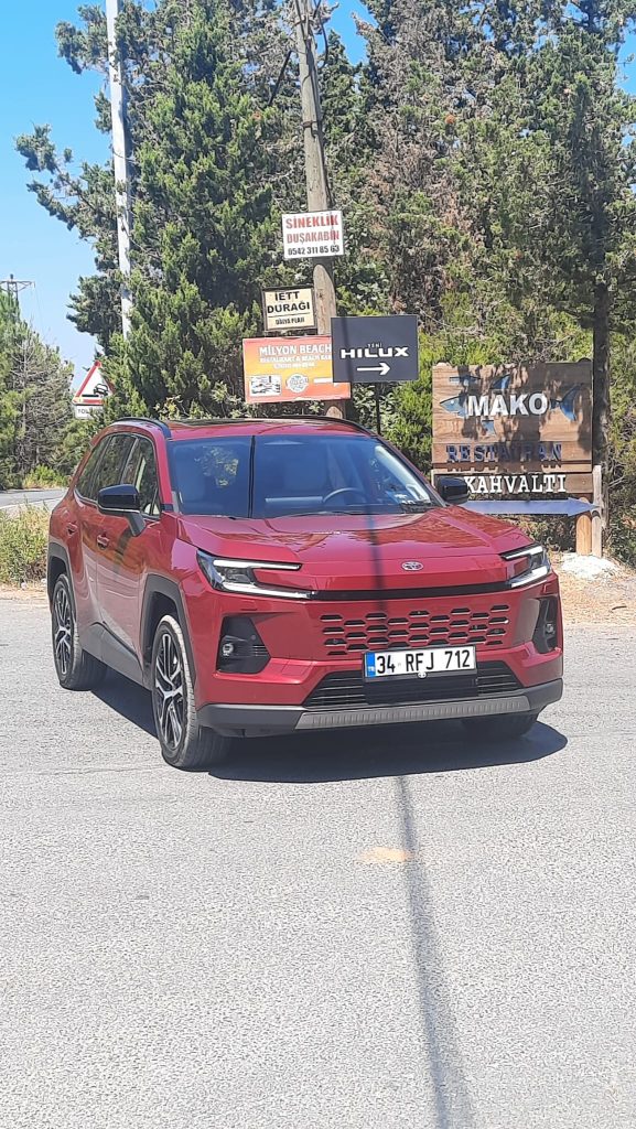 Yeni Hilux Satışa Sunuldu, Yeni RAV4 Hybrid Tanıtıldı