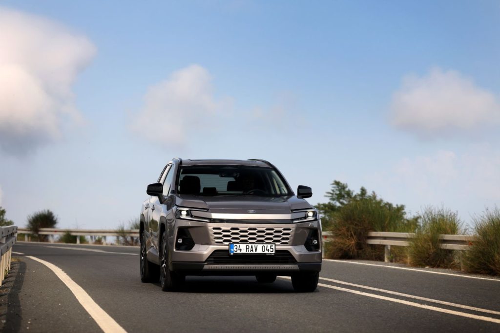 Yeni Hilux Satışa Sunuldu, Yeni RAV4 Hybrid Tanıtıldı