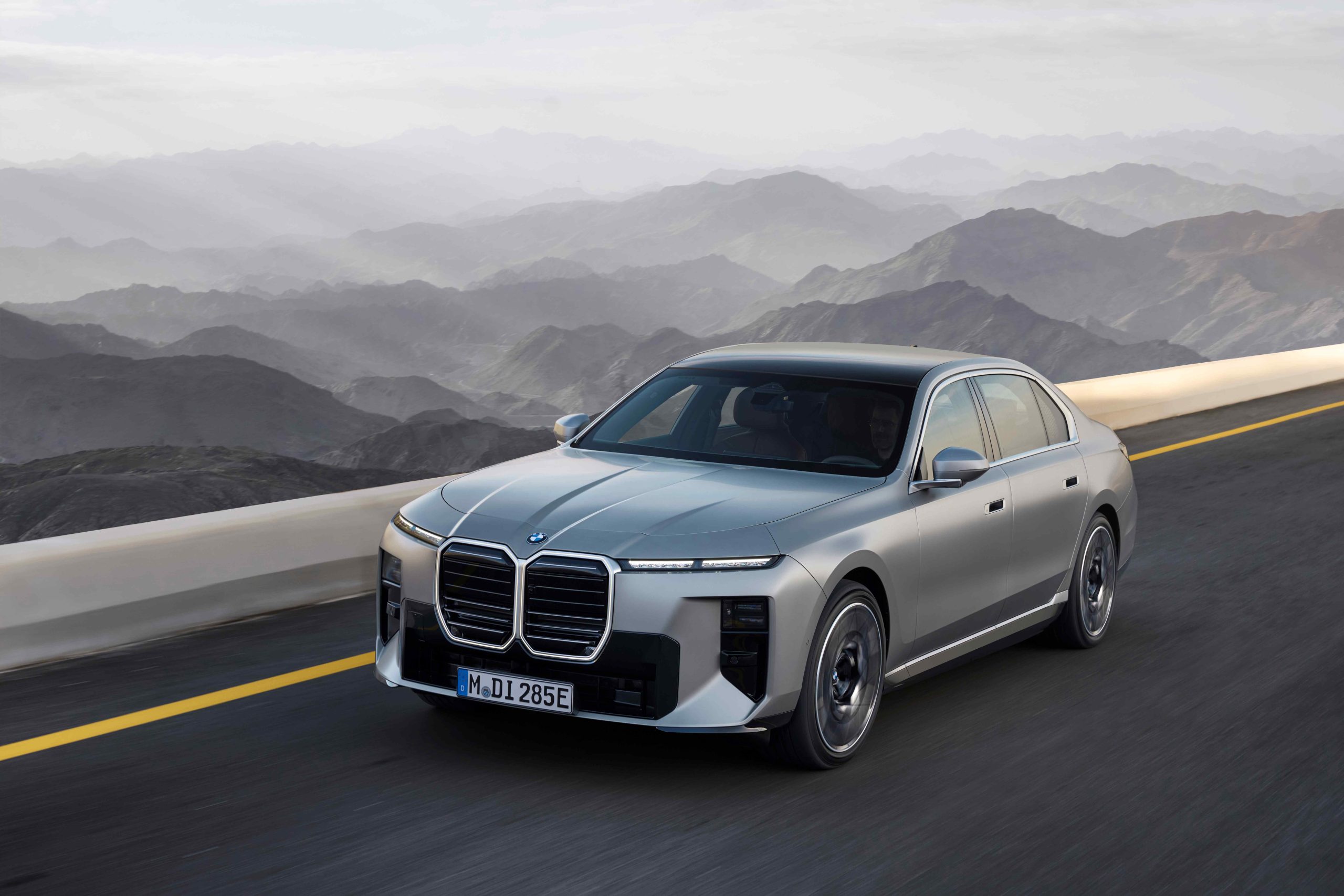 Yeni BMW 7 Serisi Neue Klasse Teknolojileriyle Türkiye’de: BMW 740 xDrive; Pure Excellence paketi 21.526.200 TL, sportif tasarım olan M Excellence paketi ise 22.966.800 TL liste fiyatına sahip.