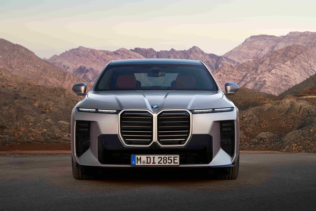 Yeni BMW 7 Serisi Neue Klasse Teknolojileriyle Türkiye’de: BMW 740 xDrive; Pure Excellence paketi 21.526.200 TL, sportif tasarım olan M Excellence paketi ise 22.966.800 TL liste fiyatına sahip.