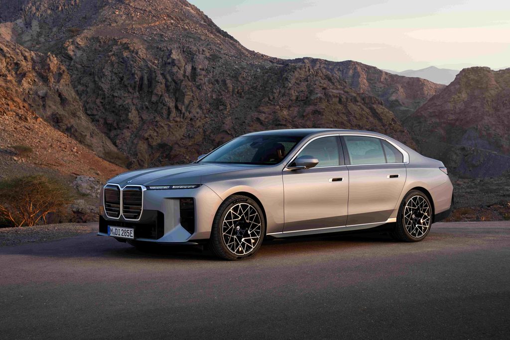 Yeni BMW 7 Serisi Neue Klasse Teknolojileriyle Türkiye’de: BMW 740 xDrive; Pure Excellence paketi 21.526.200 TL, sportif tasarım olan M Excellence paketi ise 22.966.800 TL liste fiyatına sahip.