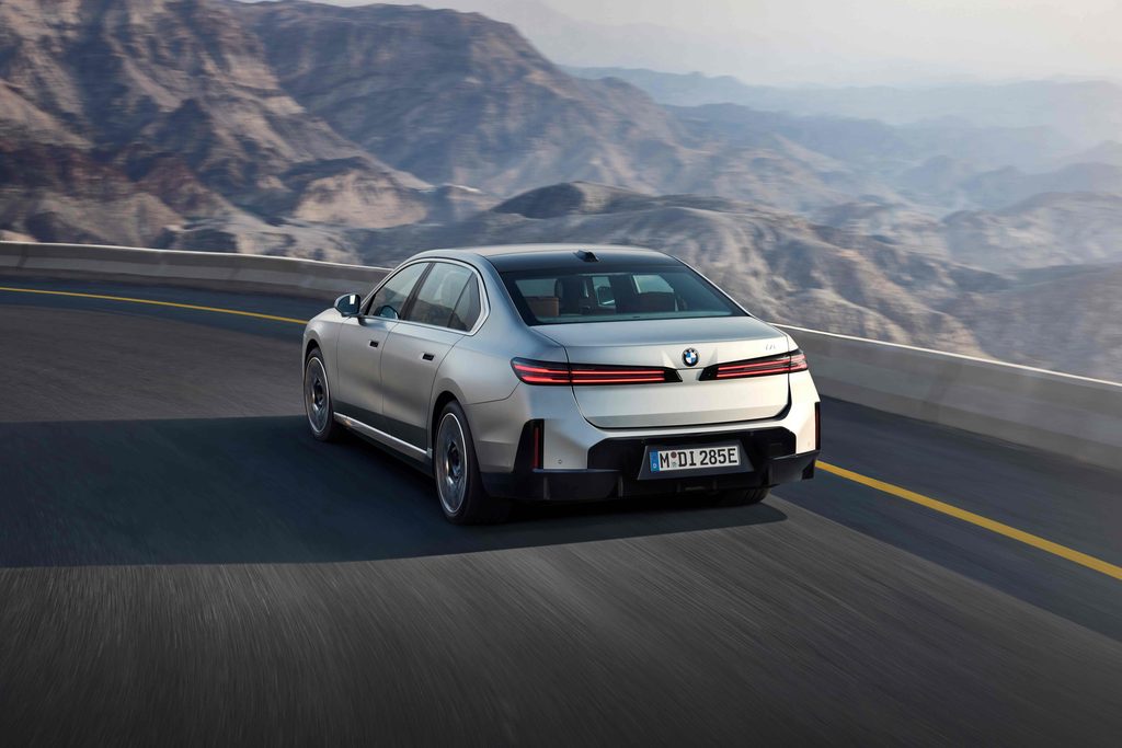 Yeni BMW 7 Serisi Neue Klasse Teknolojileriyle Türkiye’de: BMW 740 xDrive; Pure Excellence paketi 21.526.200 TL, sportif tasarım olan M Excellence paketi ise 22.966.800 TL liste fiyatına sahip.